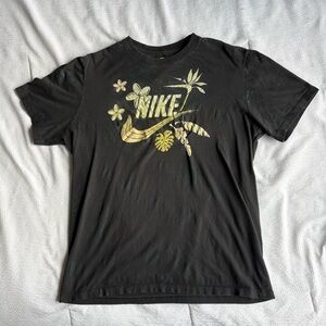 Nike Tropical Floral Pattern All Over Black T-Shirt Men’s Size Medium Tee